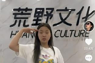 物是人非！2021年C罗回归曼联首秀出场，女球迷激动挥舞内衣